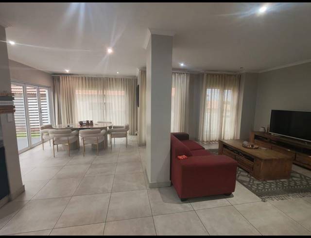 4 BEDROOM HOUSE FOR SALE IN THATCHFIELD